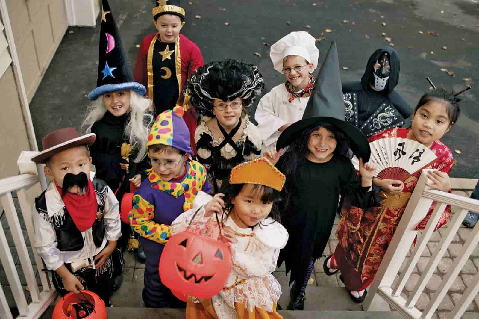 Từ vựng các hoạt động trong Halloween